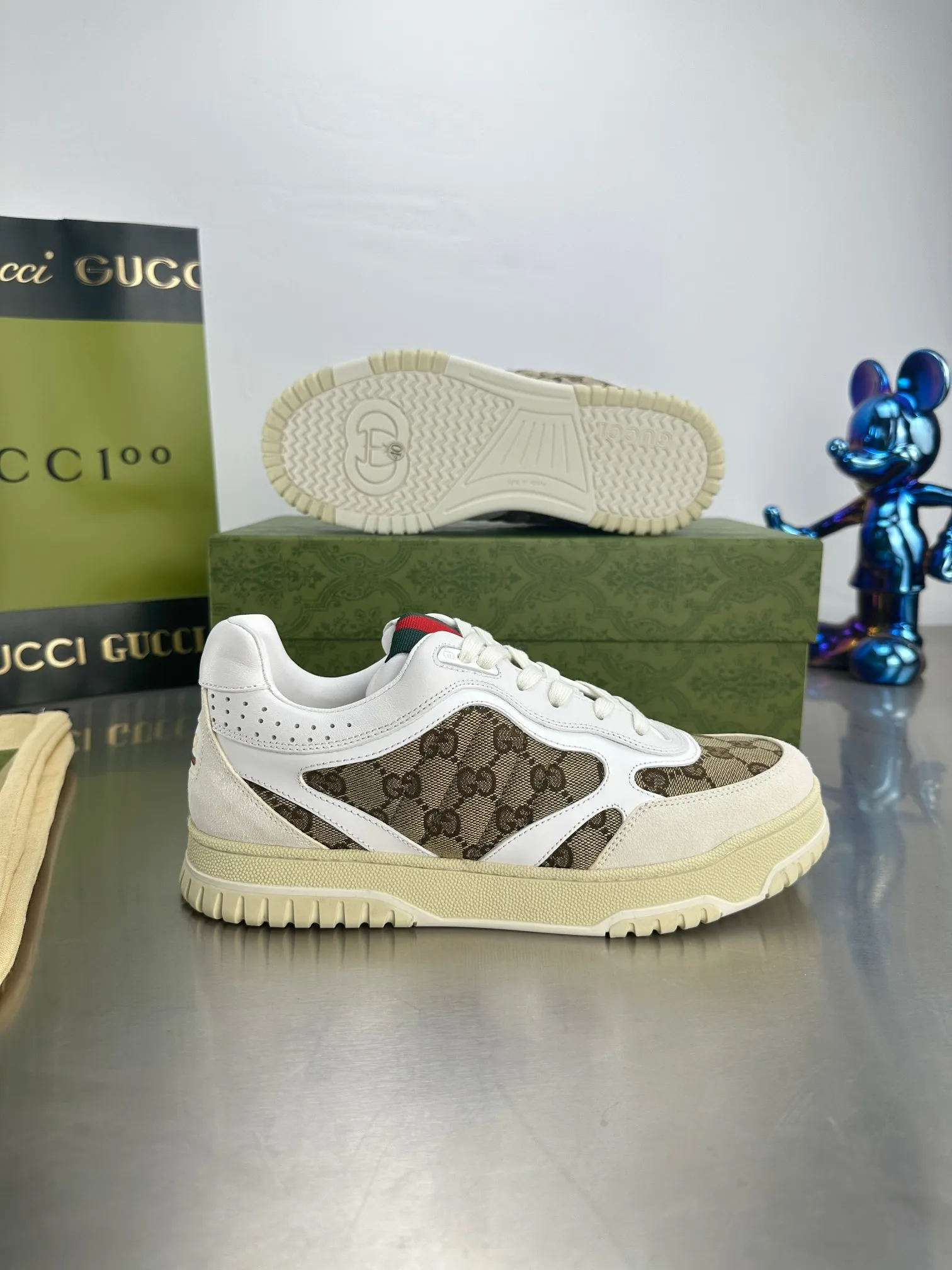 👟👟Ex-factory price 600👟👟 Gucci's latest hot-selling series of high and low-cut distressed couple's sneakers are shipped. The original version is purchased, developed and manufactured. This high-low top sneaker adopts a basketball-style silhouette design, cleverly integrated with hollow panels and distressed effects, showing its unique ingenuity. The ingenuity incorporates brand logo details such as interlocking Double G styling accessories and Gucci lettering, a low-key tribute to the brand's design heritage. Exquisite packaging at the delivery counter 🛍📦 ▪️ Fabric: Original customized imported first-layer cowhide ▪️ Inner lining: Imported first-layer cowhide ▪️ Sole: Original molded TPU sole ▪️ Sole thickness: 3cm ▪️ Size: Women's 35-41 Men's 38-46 (Female 41 Men's 38 46 customized)